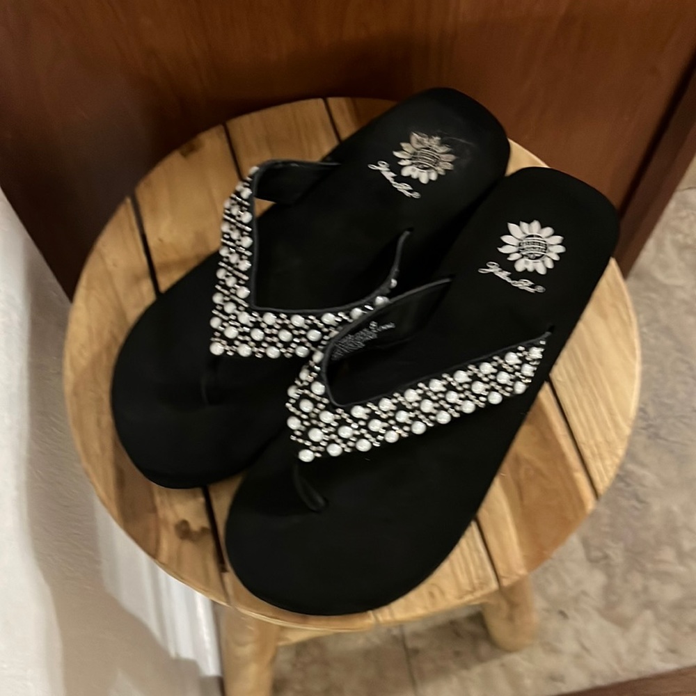 Hello box size 8 black pearl sandal